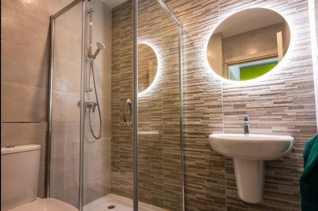 Modern Comfort In Location Apartment *