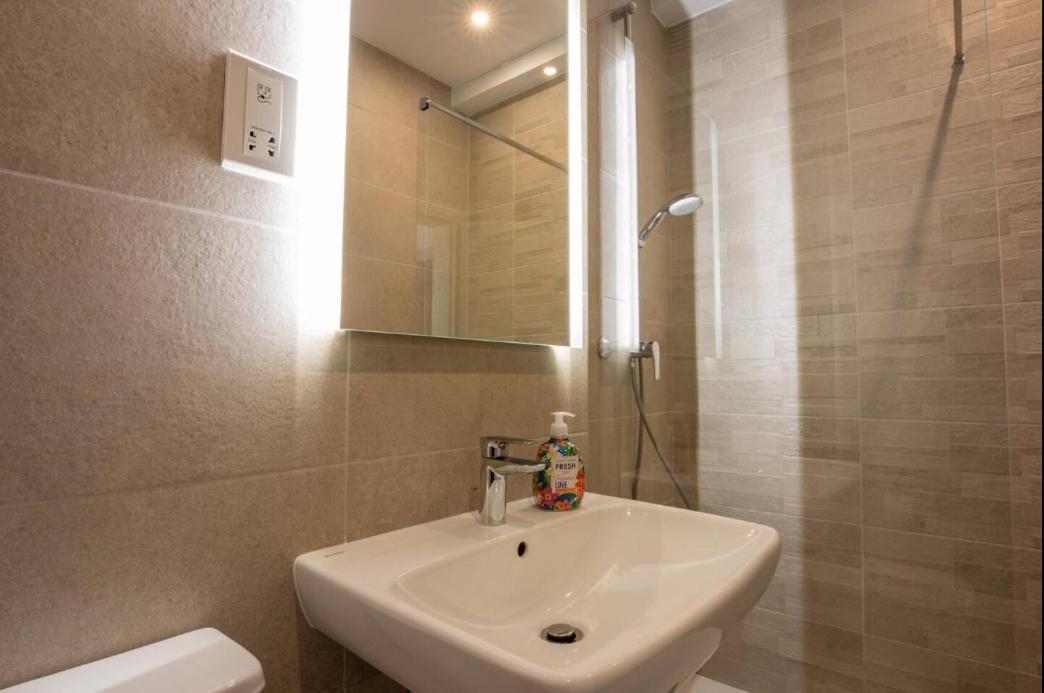 Modern Comfort In Location Apartment